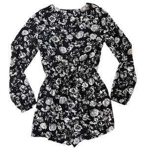 Wet Seal NWT Floral Women’s Long Sleeves Romper V Neck With Pockets Size M